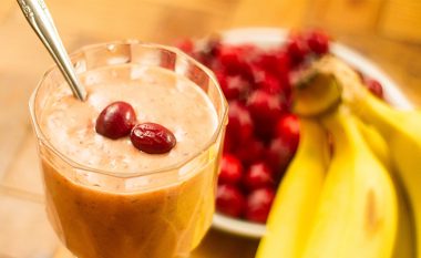 Për fillim të lehtë të ditës: Smoothies me banane, belush dhe fara chia