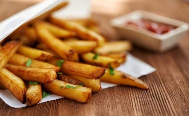 Piqeni pomfritin fare pa vaj: Shumë më të shijshëm, shumë më të shëndetshëm! (Video)