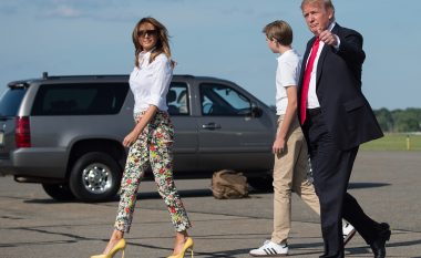 Stil veror për notën dhjetë: Bartni pantallona me lule si Melania Trump!