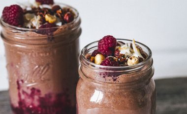 Recetë e shkëlqyeshme: Smoothie me mjedra dhe frutat arrore