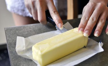 As letrën pasi të hani gjalpin mos e hidhni, ajo është shpëtim në kuzhinë