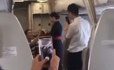 Pranon propozimin për martesë gjatë orarit të punës, stjuardesa kineze suspendohet nga puna (Foto)