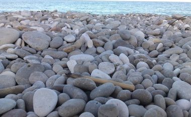 Vizitorët e ishullit grek rrezikojnë deri në 1,000 euro gjobë, nëse vjedhin gurët e plazheve (Foto)