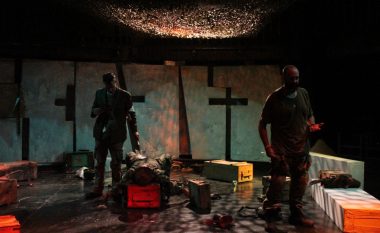 Premiera e shfaqjes “Dogfall”: Dekonstruksioni intensiv i luftës