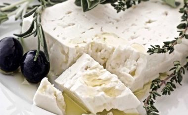 Specialitet tradicional grek: Si të bëni djathë feta