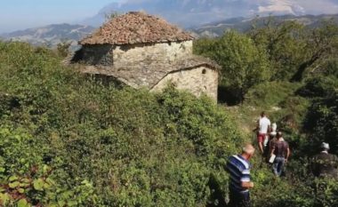 Xhamia 350-vjeçare, e mbuluar nga ferrat