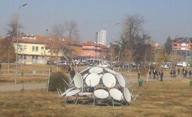 Vandalizohet instalacioni i Eliza Hoxhës