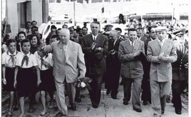 “Kurrë s’ka parë historia, që të vijë ne Shqipëri, një udhëheqës kaq i ndritur, si Hrushovi dhe shokët e tij”!