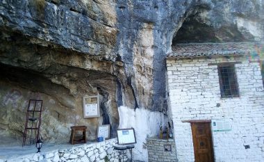 Një 77-vjeçar mban gjallë legjendën e Kishës së Sinjës