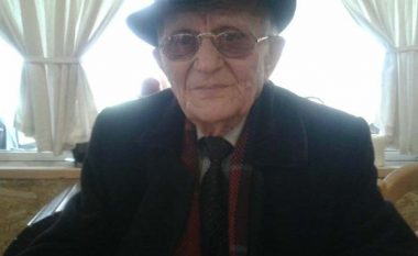 Aktori 92-vjeçar korçar, ngjitet në skenën e teatrit