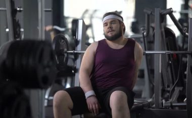 Katër shenjat që tregojnë se jeni duke humbur muskuj, jo yndyrë