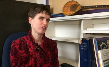Pedagogia dhe këngëtarja amerikane që i do shqiptarët