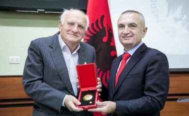 Sterjo Spasse dekorohet me titullin “Kalorës i Urdhrit të Flamurit”