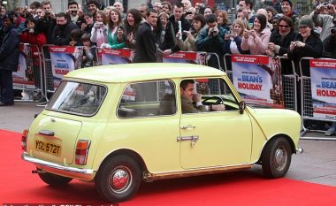 Shoferi me sistemin e mbylljes së derës së veturës, sikurse personazhi nga filmi komik (Foto)