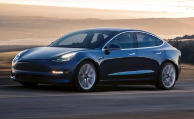 Tesla së shpejti me autopilot të sofistikuar që ndalon në semaforë dhe shenjat e trafikut (Foto)