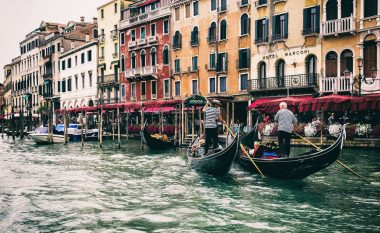 Venecia, gati për festivalin e filmit