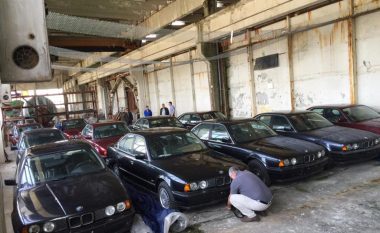 Koleksioni me BMW të vjetra që nuk janë përdorur ndonjëherë, gjendet në një depo të Bullgarisë (Foto)