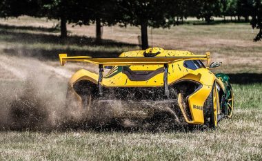 Rrathë të shpejta në barë me McLaren P1 GTR, para vozitjes me shpejtësi nëpër shtegun malor (Video)