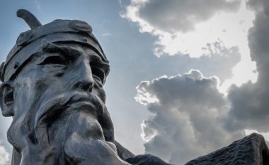 Një shqiponjë mbi Shqipëri