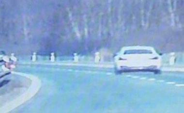 Po ecte me shpejtësi 250 km/h në autostradë, shoferi madje kishte patentë shoferin me afat të skaduar (Foto)