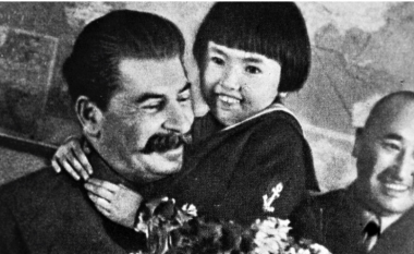 “Miku i fëmijëve”: Historia e errët pas fotos së famshme të Stalinit!