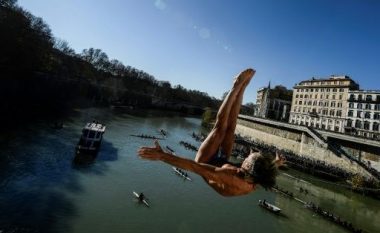 Italianët sfidojnë temperaturat e ulëta, hidhen nga ura në lumin Tiber (Video)