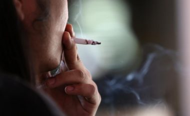 Tymosja e mbi 20 cigareve në ditë rrezikon shikimin