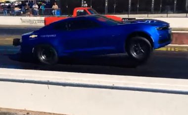 Chevrolet Camaro elektrik lëvizi duke mbajtur lartë të dy rrotat e përparme (Video)