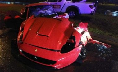 Ferrari California u nda në gjysmë gjatë përplasjes (Foto)