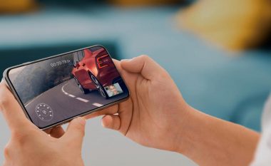Fituan vetura Volvo duke shikuar vetëm në ekranin e telefonit, për një kohë shumë të gjatë (Foto)