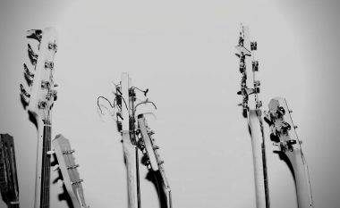 Artisti që mbeturinat i shndërron në vegla muzikore