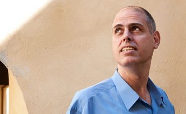 Rasti i rrallë i Rami Saarit, poliglotit që di 17 gjuhë: Hebreu që përkthen letërsinë shqipe