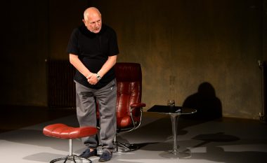 Përmes monologut, 81-vjeçari Steven Berkoffi dështon të eksplorojë psikikën e Weinsteinit