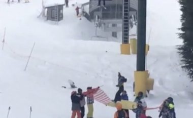 Aksioni shpejtë i një grupi të fëmijëve, shpëtoi skiatorin që po binte prej teleferiku (Video)