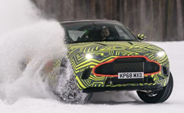Aston Martin DBX tregon aftësitë në rrugën e rrëshqitshme malore (Video)