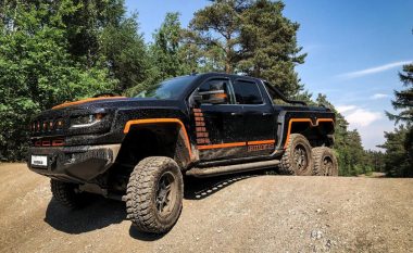 Bureko e ndërtuar në bazë të Chevy Silverado, makinë me gjashtë rrota për të gjitha terrenet (Video)