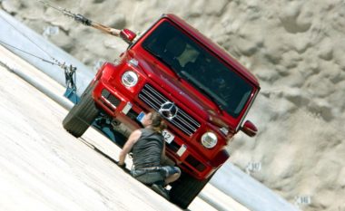 “Më i fuqishëm se graviteti”: Mercedes demonstron aftësitë e G-Class, në një digë në Argjentinë (Video)