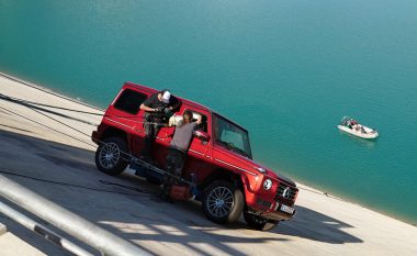 Mercedes-Benz G-Class kaloi me sukses nëpër hapësirën vertikale, në 100 metra lartësi (Video)