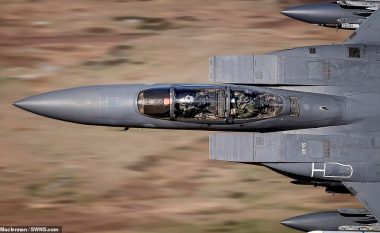 Shkrepi në momentin e duhur, fotografoi pilotin e aeroplanit ushtarak që shikonte drejt tij (Foto)