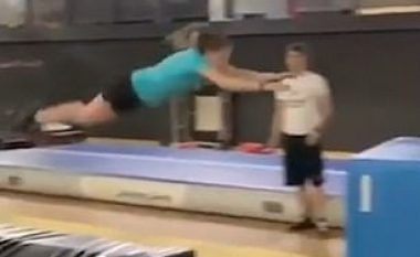 Trampolina nuk e hodhi si duhet, goditi me kokë objektin në afërsi (Video)