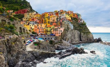 Turistët mund të dënohen deri në dy mijë funte, nëse shkojnë me papuçe në një qytezë italiane (Foto)