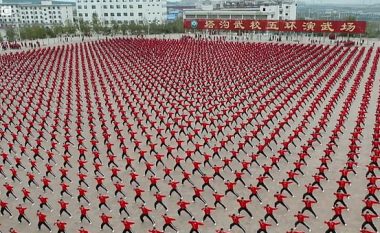 Lëvizjet e sinkronizuara të mijëra studentëve që ushtrojnë Kung Fu, pamje të filmuara nga ajri (Video)