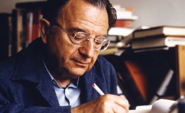 Thënie të Erich Frommit: Njeriu gjithmonë vdes para se të ketë lindur plotësisht!