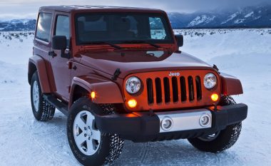 Nderohet shoferi që e tërhoqi me Jeep Wrangler një kamion të ngecur në rrugën me borë (Foto)