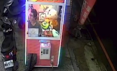 Nuk arriti ta fitonte në mënyrë të rregullt, vendosi të futet brenda aparatit për ta marrë “shpërblimin” (Video)