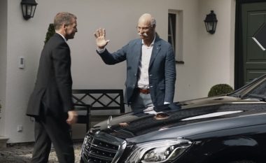 Punonjësit e duartrokasin drejtorin e përgjithshëm të Mercedes derisa po largohej nga kompania për t’u pensionuar, në shtëpi e priste befasia (Video)  
