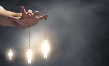 Manipulimet na bëjnë skllevër të realitetit