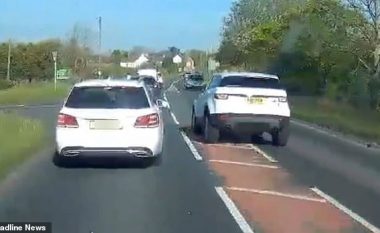 Tejkaloi gjashtë vetura, në një rrugë të ngushtë dhe përplot trafik (Video)