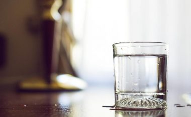 Një gotë ujë me kripë deti dhe uthull lëreni të qëndrojë 24 orë: E gjithë energjia negative do të zhduket!