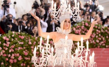 Veshjet më të bukura në MET GALA: Nga Dua Lipa e Lady Gaga deri te Kim Kardashian